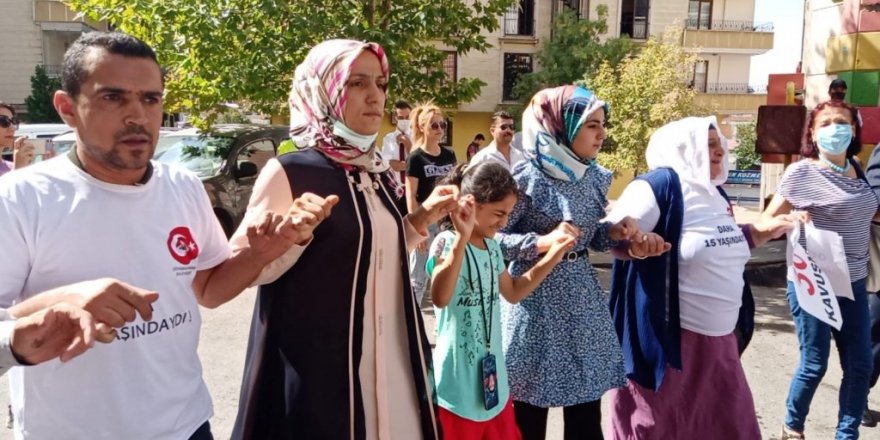 HDP il binası önünde kurban kesip davul zurna eşliğinde halay çekti