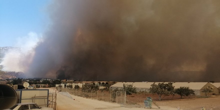 Mersin-Antalya yolu kapandı, yangın yerleşim yerlerini tehdit ediyor