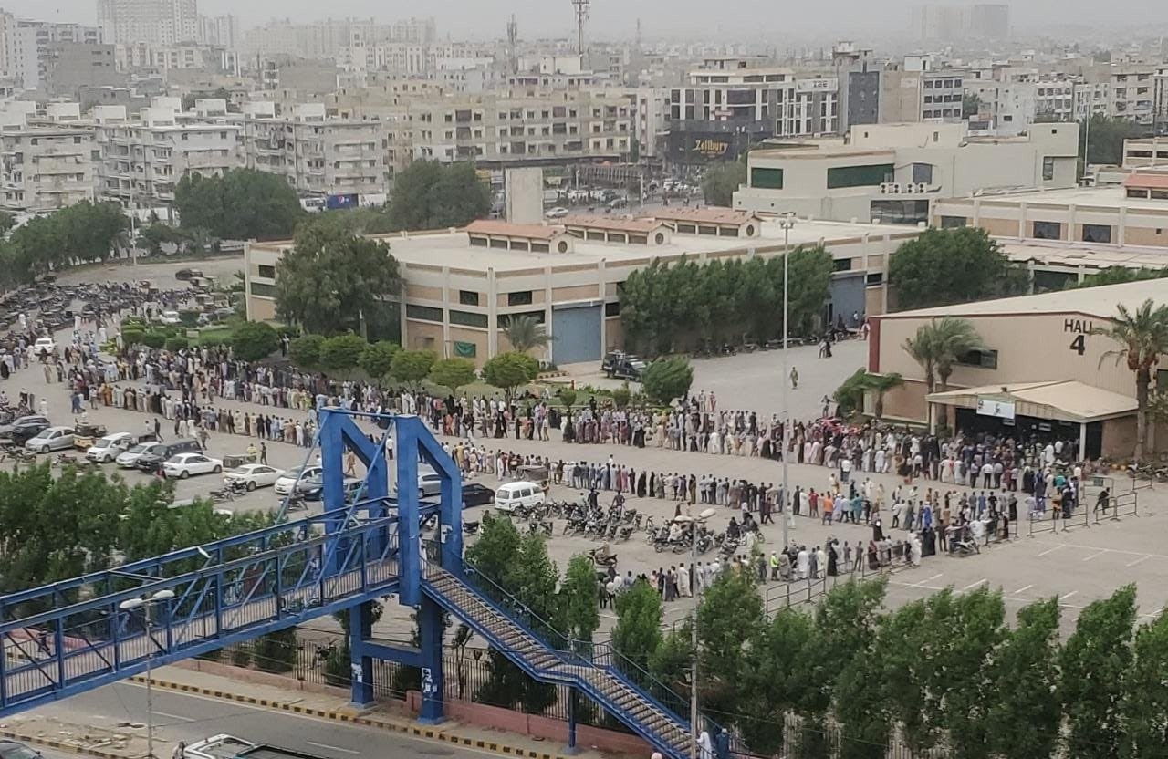 Pakistan’da Vatandaşlar Covid-19 Aşı Merkezinde Yüzlerce Metrelik Kuyruk Oluşturdu