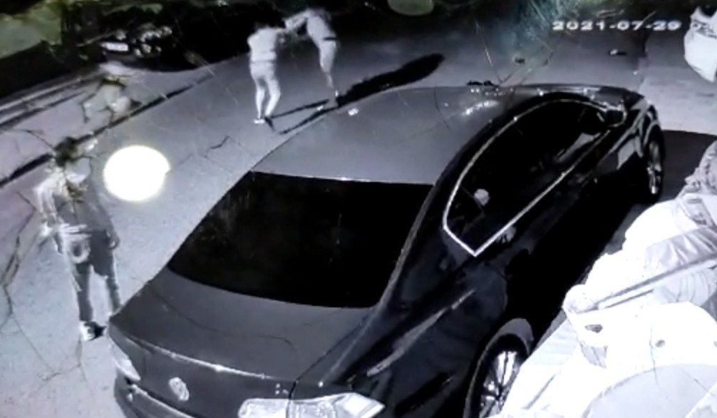 Genç Kadına Sokak Ortasında Tekme Tokat Dayak