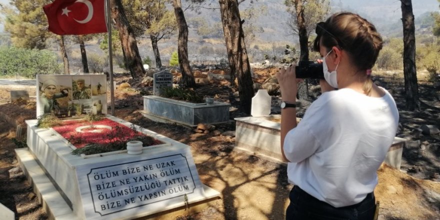 Mezarlık yandı, şehidin mezarı ve bayrak sapasağlam ayakta kaldı