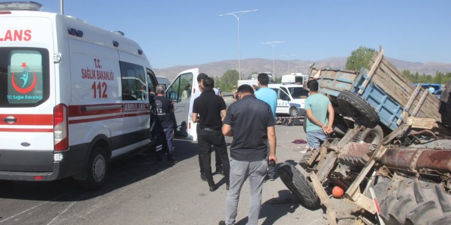 Erzincan’da traktör ile tır çarpıştı: 2 ölü, 6 yaralı