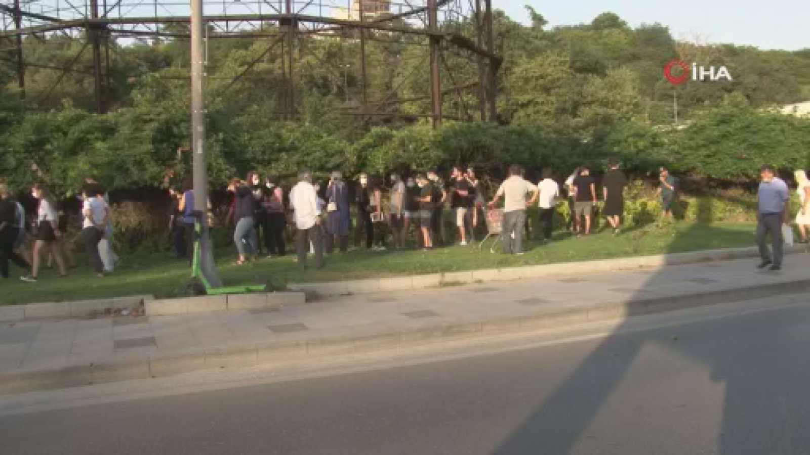 Konser Kuyruğuna Giren Vatandaşlar Korona Virüs Önlemlerini Hiçe Saydı