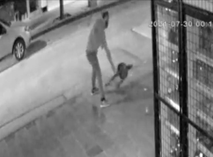 Çöp Kovasıyla Kavga Eden Adam Kameraya Yansıdı