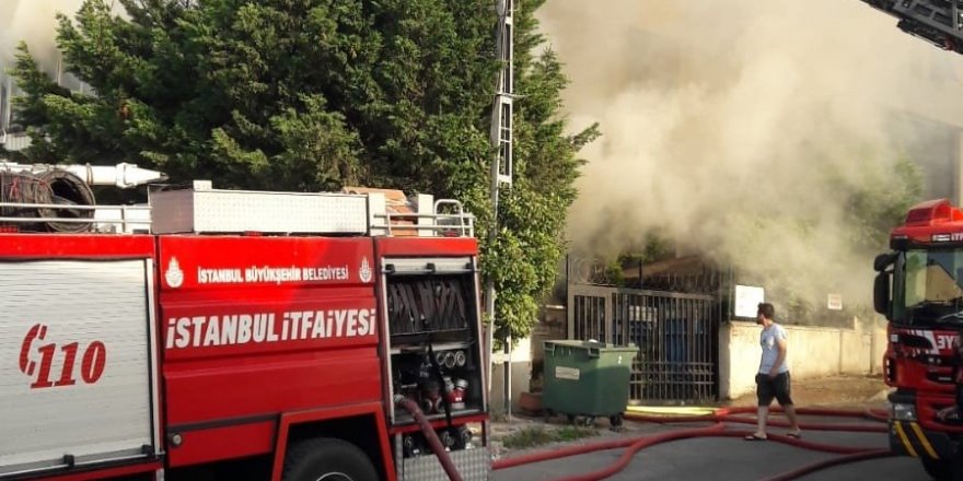 Ataşehir’de mobilya fabrikasında korkutan yangın