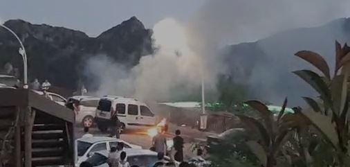 Park halindeki araç dakikalar içerisinde alevlere teslim oldu