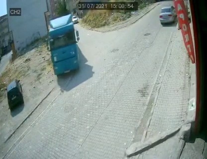 Esenyurt’ta hafriyat kamyonu faciasından kıl payı dönüldü: O anlar kamerada