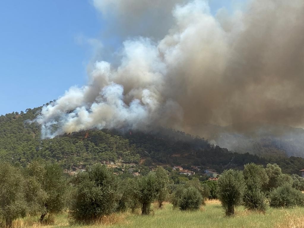 Marmaris yangını tekrar parladı, alevler Hisarönü’nde yerleşim yerlerine yaklaştı