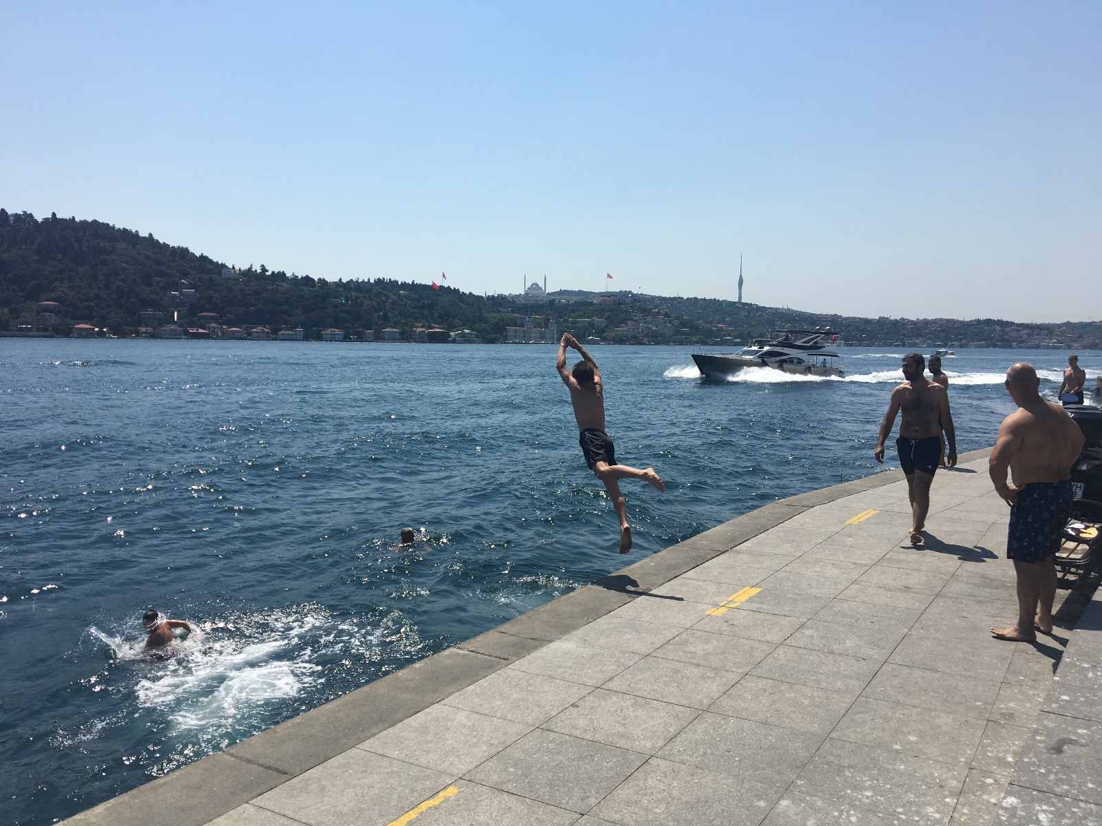 Serinlemek isteyenler İstanbul Boğazı’nda denize girdi