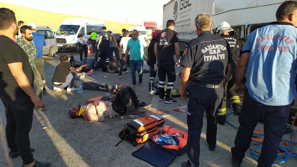 Tır, Tarım İşçilerini Taşıyan Minibüse Çarptı