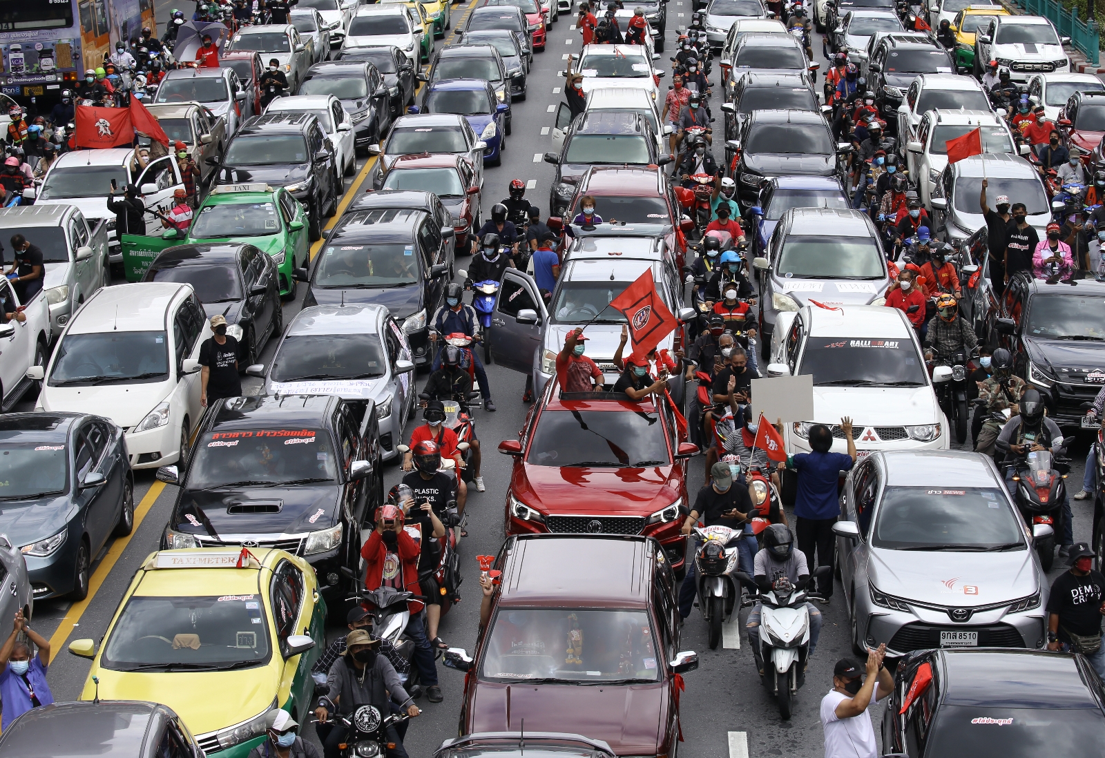 Bangkok’ta Yüzlerce Araçlık Hükümet Karşıtı Protesto