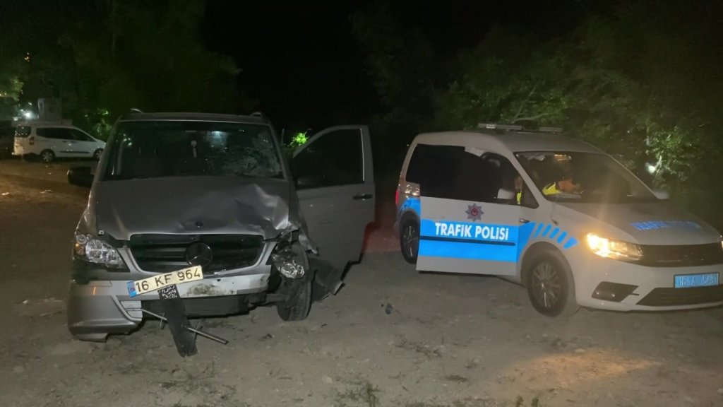 Otoparka Dalan Minibüs 5 Arabaya Çarptı: 8 Yaralı