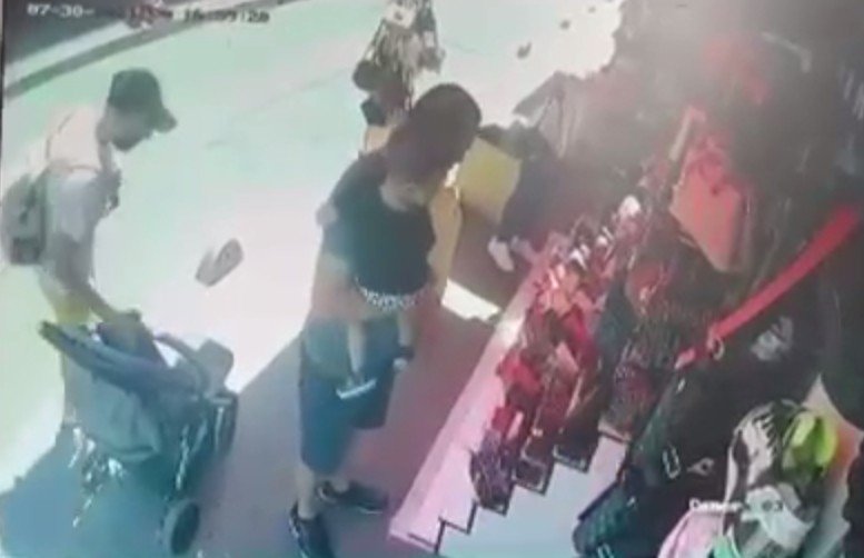 Fatih’te Hırsız Turistlerin Çantasını Bebek Arabasından Çaldı