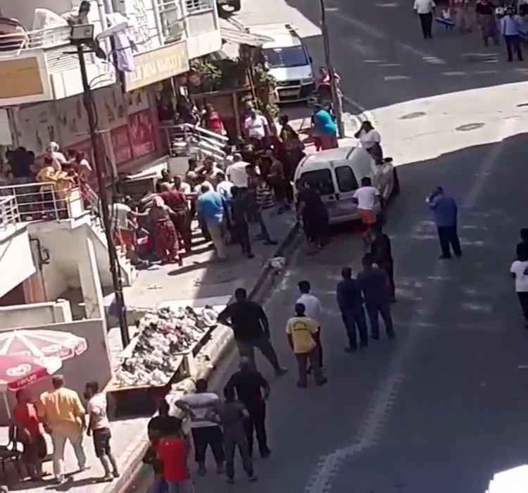 Esenyurt’ta İki Ailenin Çöp Dökme Kavgası Kamerada