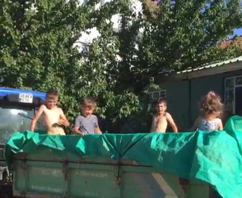 Çocukların Römorkta Havuz Keyfi