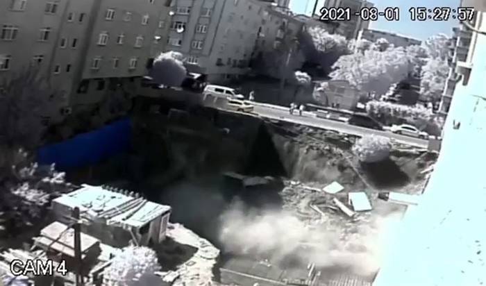 Bağcılar’da İnşaatın Temel Duvarı Böyle Çöktü