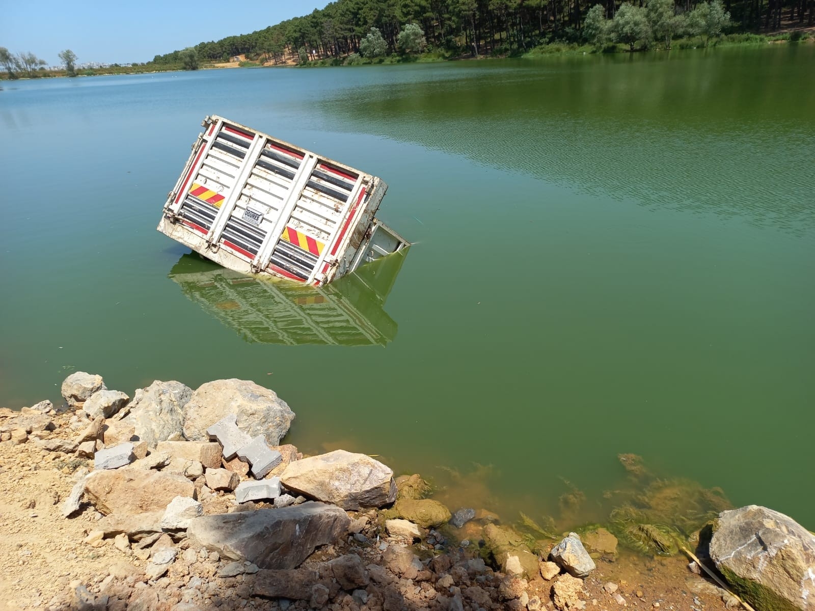 Sancaktepe’de Gölete Uçan Kamyondan Son Anda Atlayarak Kurtuldu
