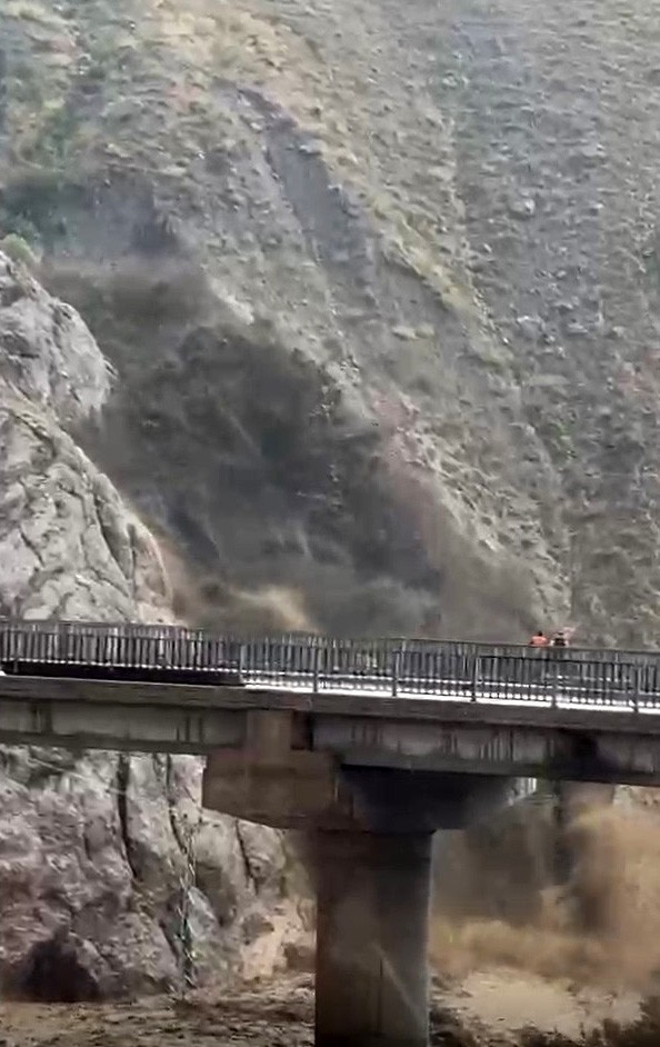 Hakkari-van Karayolunda Toprak Kayması Böyle Görüntülendi