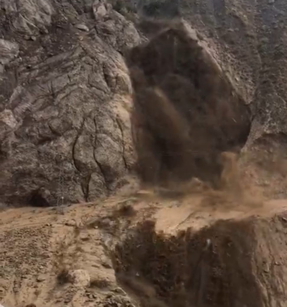 Sel Suları Şelale Gibi Dağlardan Aktı