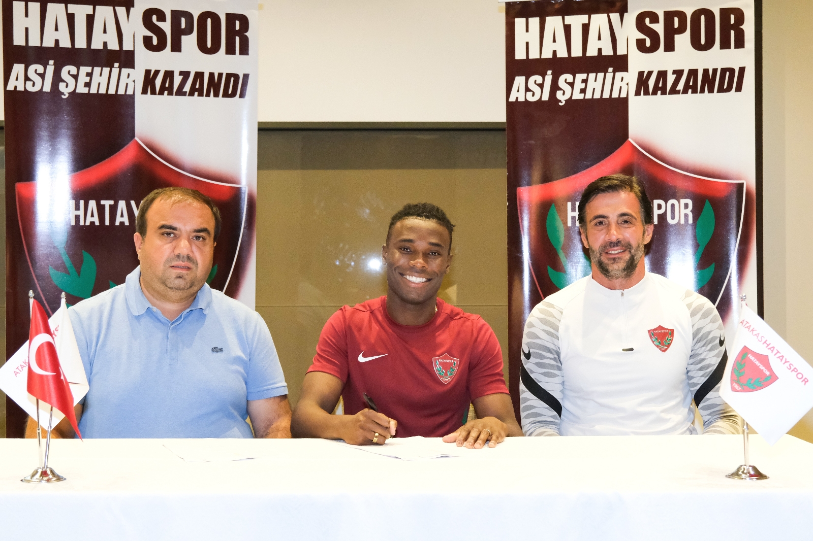 Sam Adekugbe Resmen Hatayspor’da