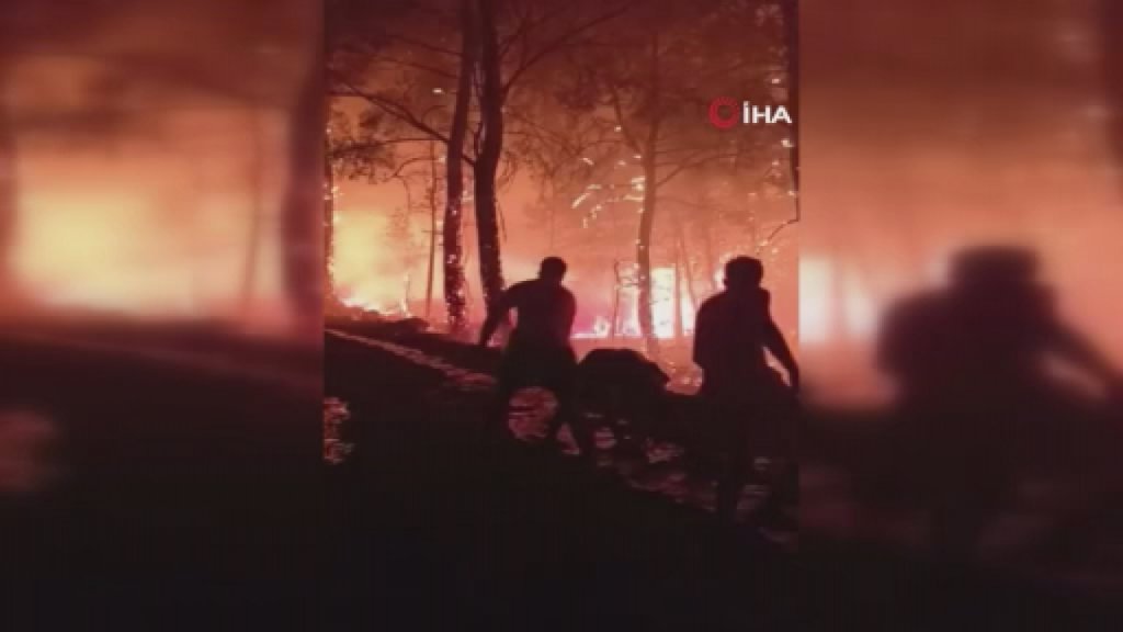 Yangın Bölgesinde İtfaiyecilerin Ve Vatandaşların Ölüm Kalım Savaşı