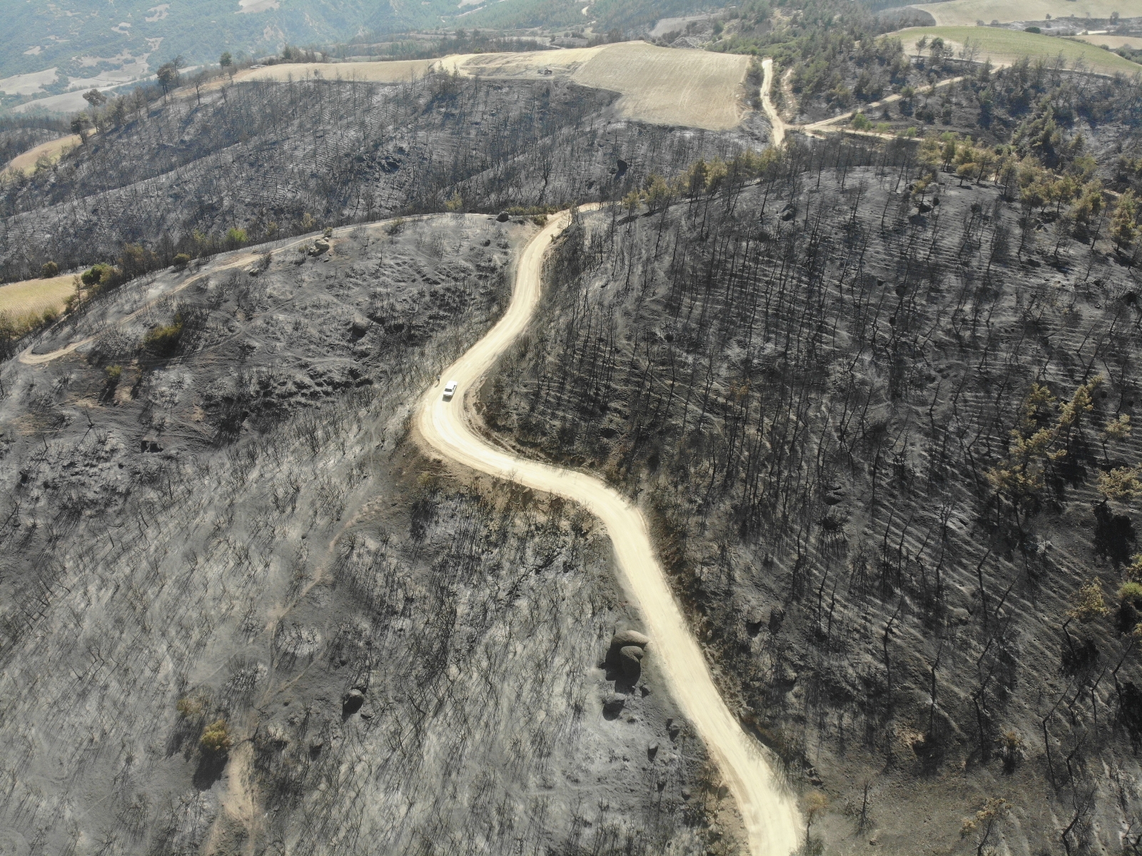 Yangının izleri gün ağarınca ortaya çıktı