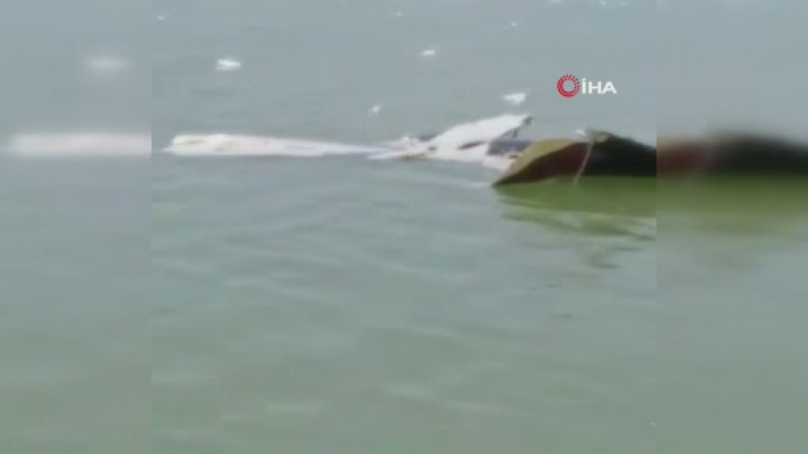 Hindistan’da askeri helikopter baraja düştü