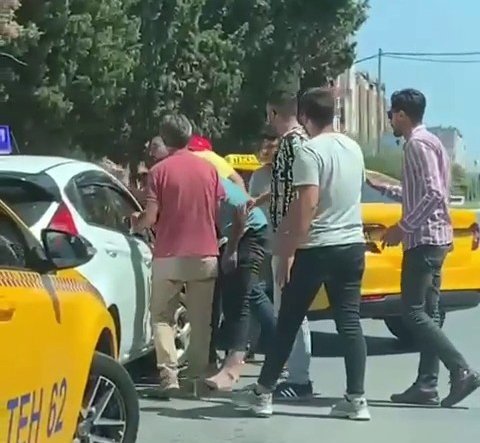 Taksiciler Kadın Sürücü Adayının Yolunu Kesti