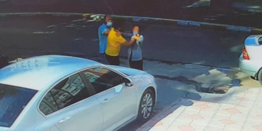 Kadının boğazını sıkan şahsa meydan dayağı
