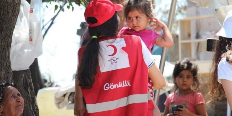 Kızılay yangın bölgesinde yaraları sarıyor