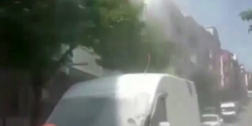 Patlayan Elektrik Kablolarının Park Halindeki Ticari Aracın Üzerine Düştü