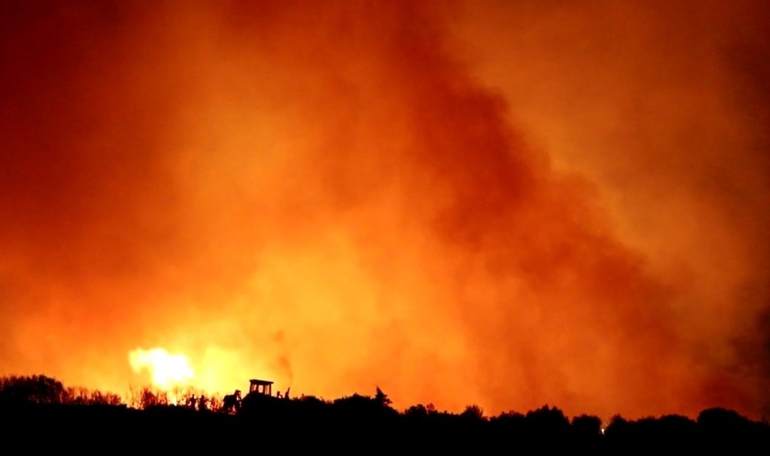 Alaşehir Belediyesi Ekipleri Buldan Yangınına Koştu