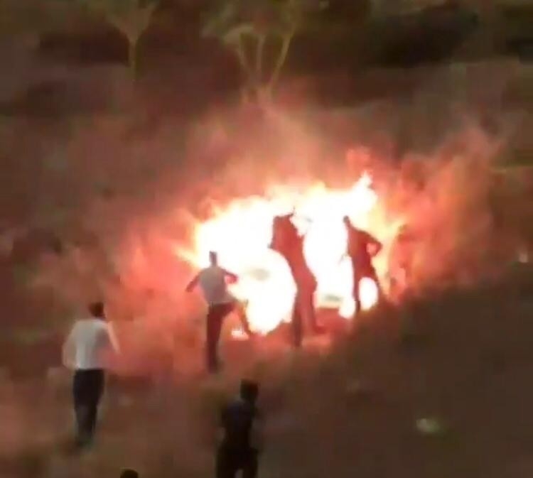 İzmir’de Pes Dedirten Görüntüler: Havai Fişek Yangın Çıkardı, O Devam Etti