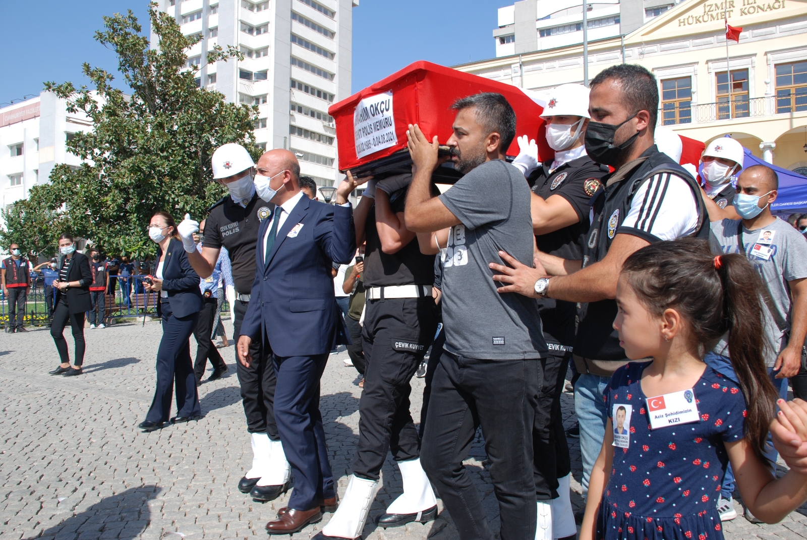 Şehit babaya kızlarından son bakış