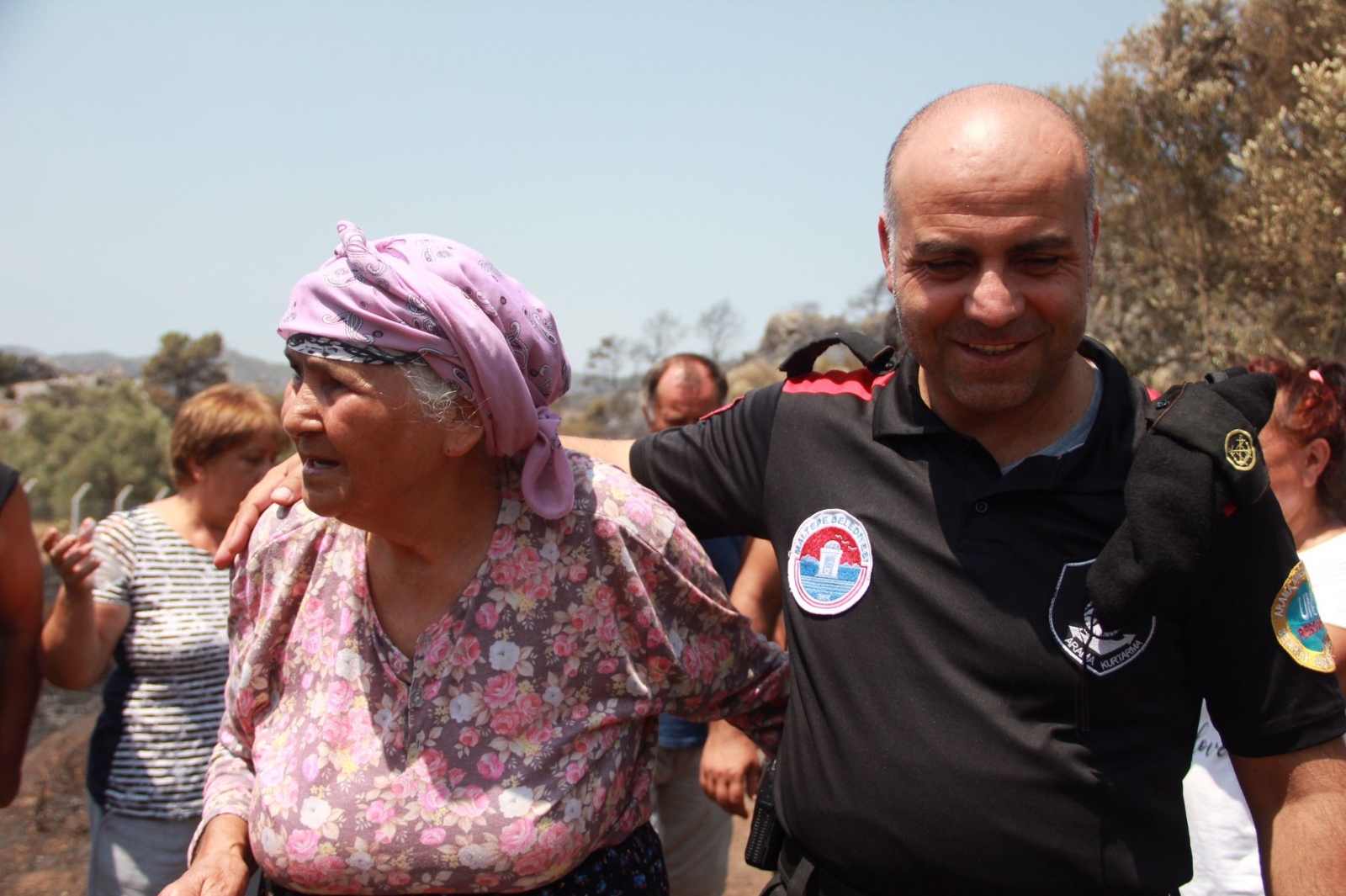 Bahçesini saran alevler içinde kalan Gülşen teyzeye yardım eli