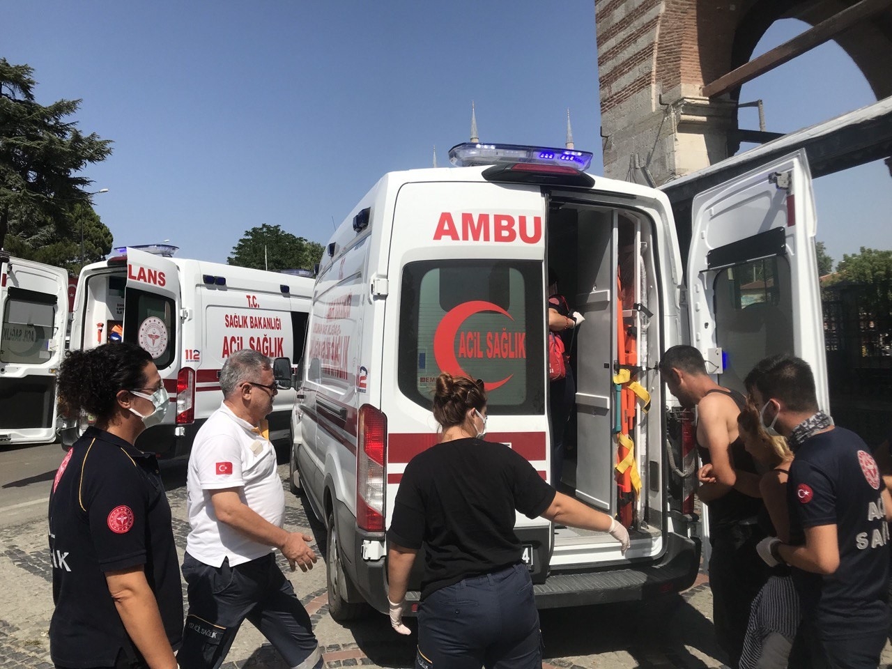 Edirne’de yaşlı adam parkta 2 kişiyi bıçakladı, o anlar kameraya yansıdı