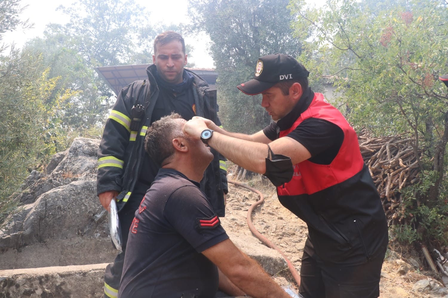 Emniyet Genel Müdürlüğü birlikleri orman yangınlarıyla mücadelede ekiplere destek veriyor