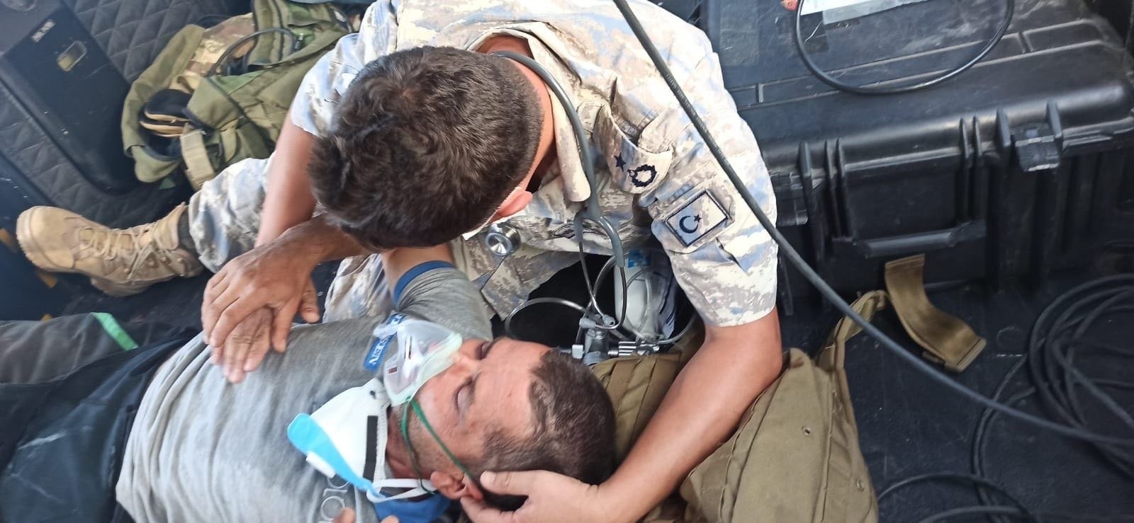 Yangında mahsur kalan vatandaşın yardımına Mehmetçik yetişti