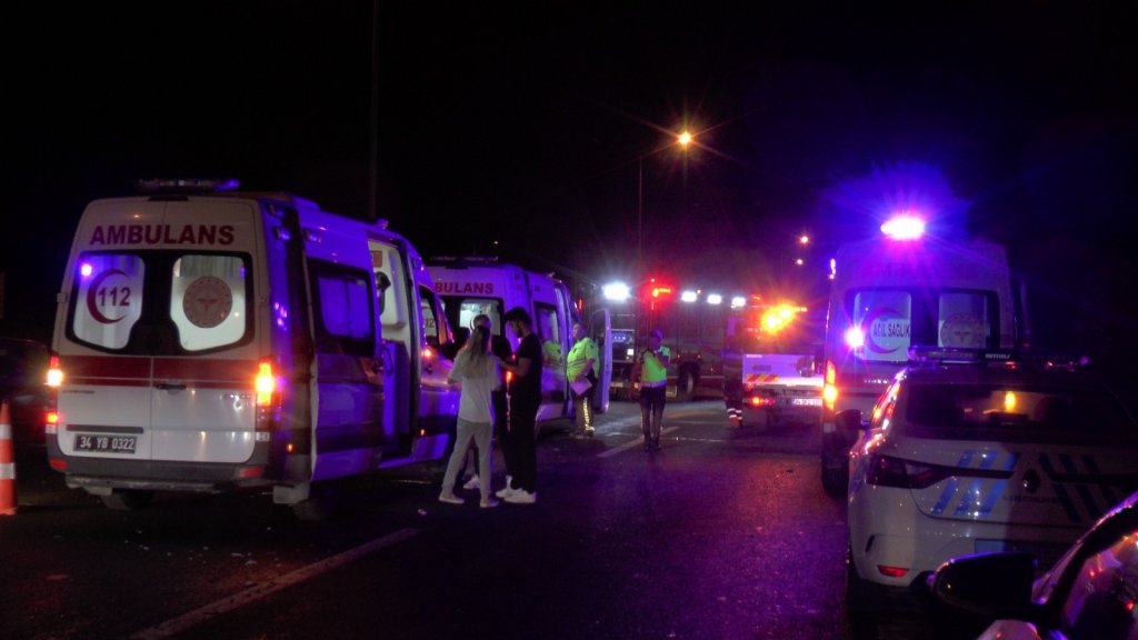 TEM Otoyolu’nda minibüs ile hafif ticari araç çarpıştı