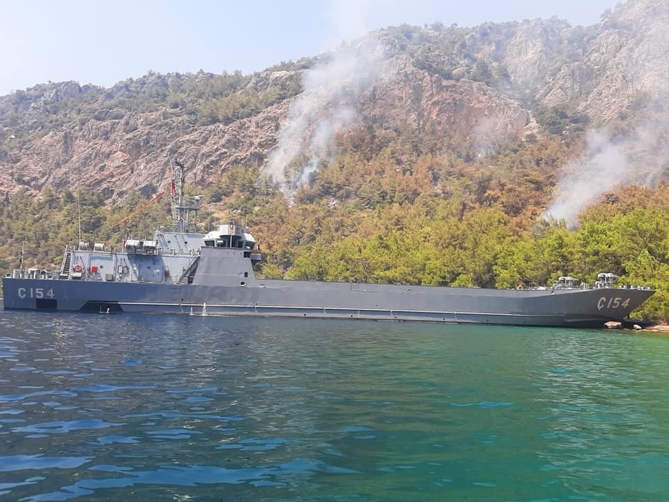 Deniz Kuvvetleri Yangına Müdahale Ediyor