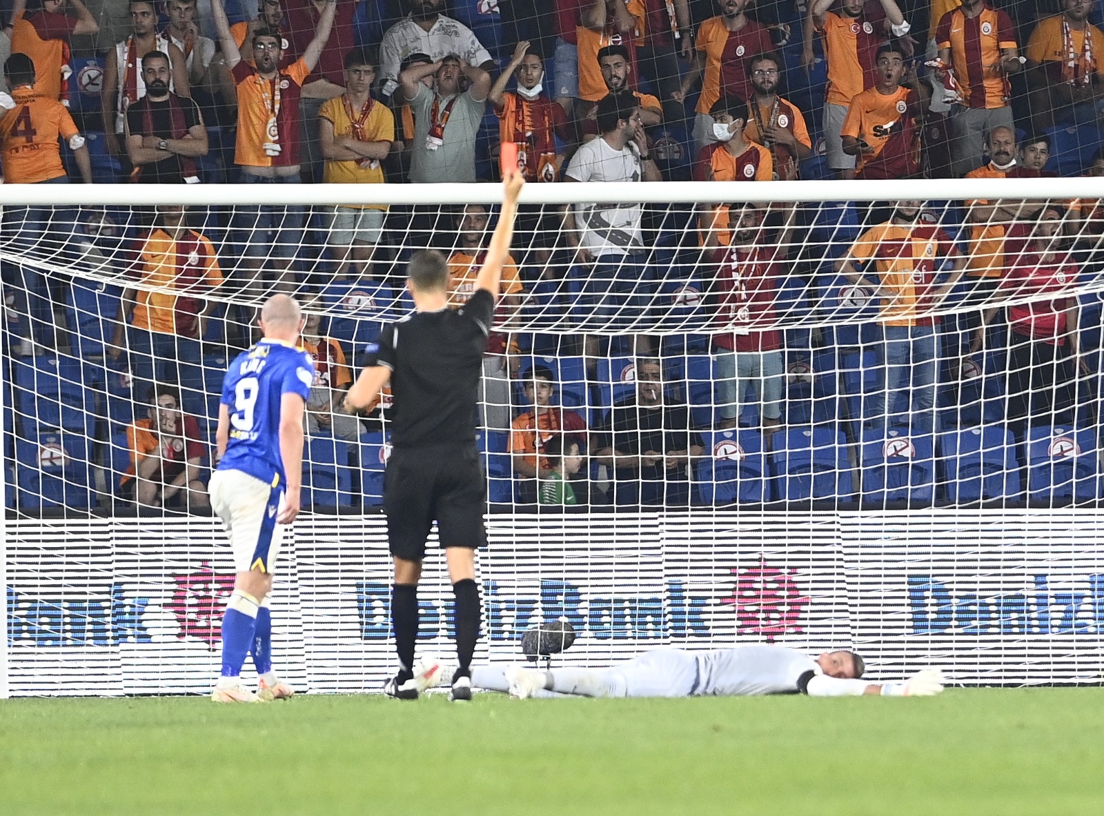 Fernando Muslera Direkt Kırmızı Kart Gördü