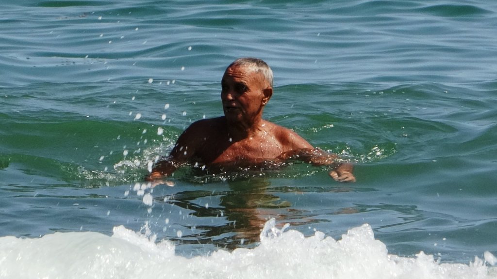 72’lik Delikanlı Karadeniz’i Kulaçlıyor