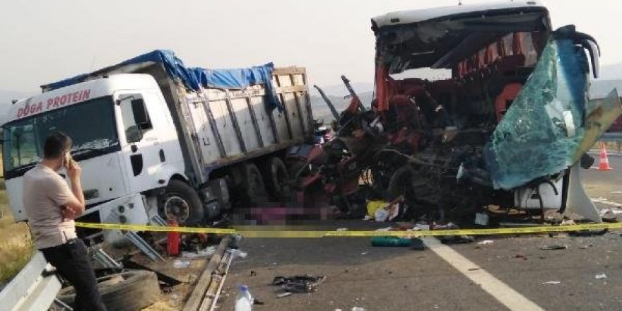 TIR ve otobüs çarpıştı: 6 ölü, 37 yaralı
