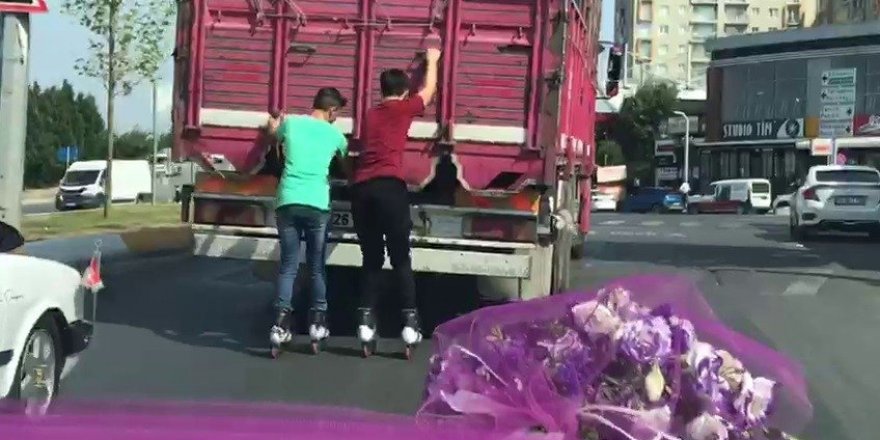 Patenli gençlerin tehlikeli yolculuğunu gelin arabasındaki çift görüntüledi