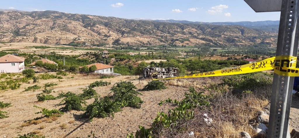 Pütürge’de Kamyon Şarampole Yuvarlandı