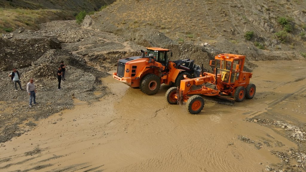 Selden Dolayı Kapanan Yüksekova-Van Karayolu Ulaşıma Açıldı