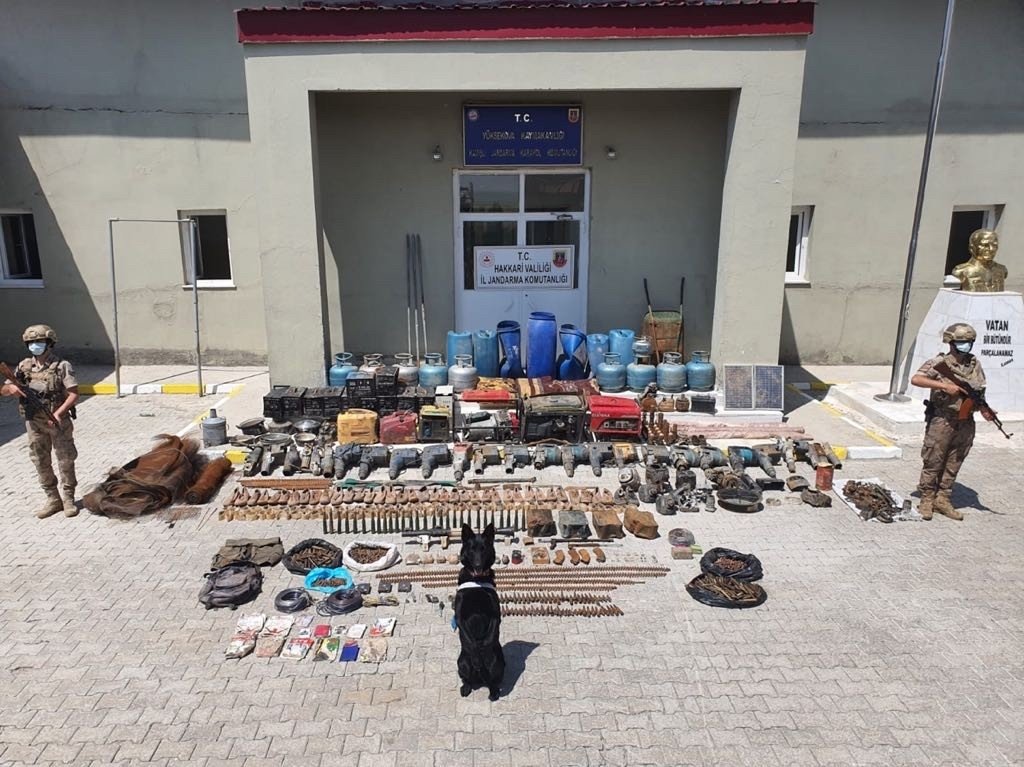 Hakkari Kırsalında 3 Sığınak Ele Geçirildi