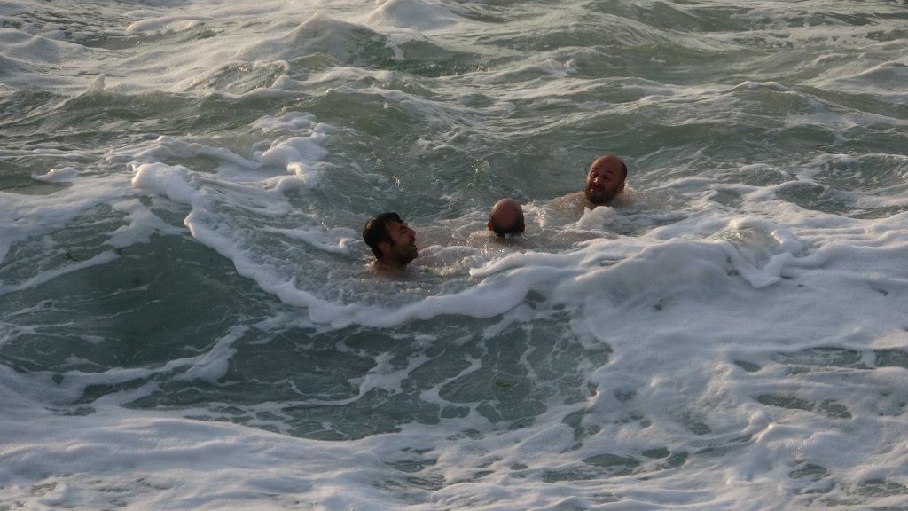 Boğulma Tehlikesi Geçiren Adamı Kurtarma Anı Kamerada