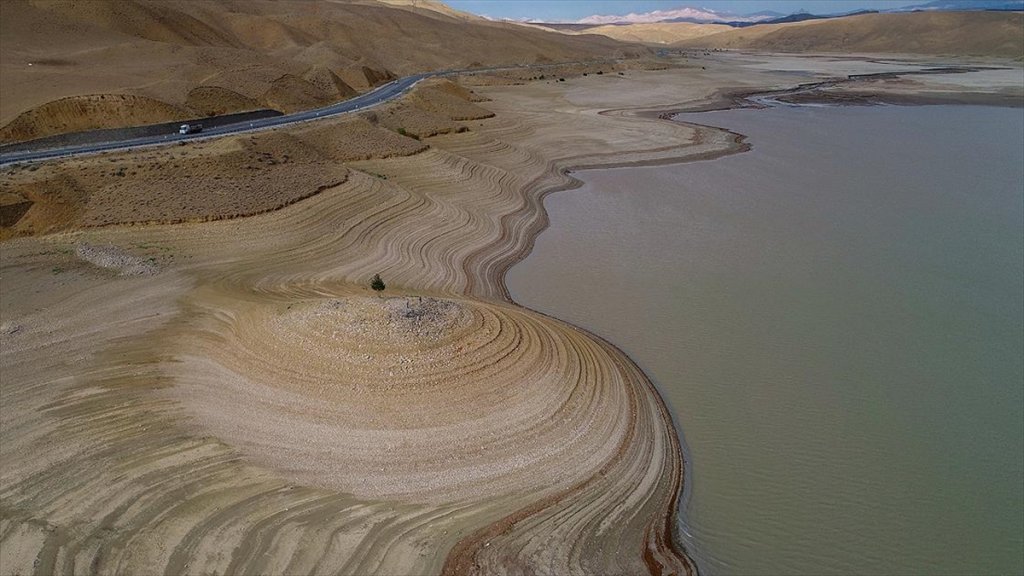 Van'daki Zernek Barajı'nda Su Seviyesi En Düşük Seviyesine Geriledi
