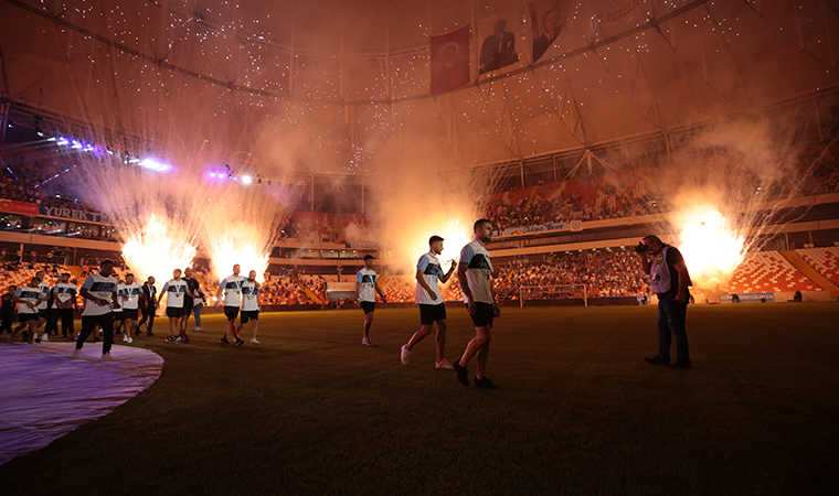 TFF Başkanı Nihat Özdemir ve AKP Sözcüsü Ömer Çelik yuhalandı